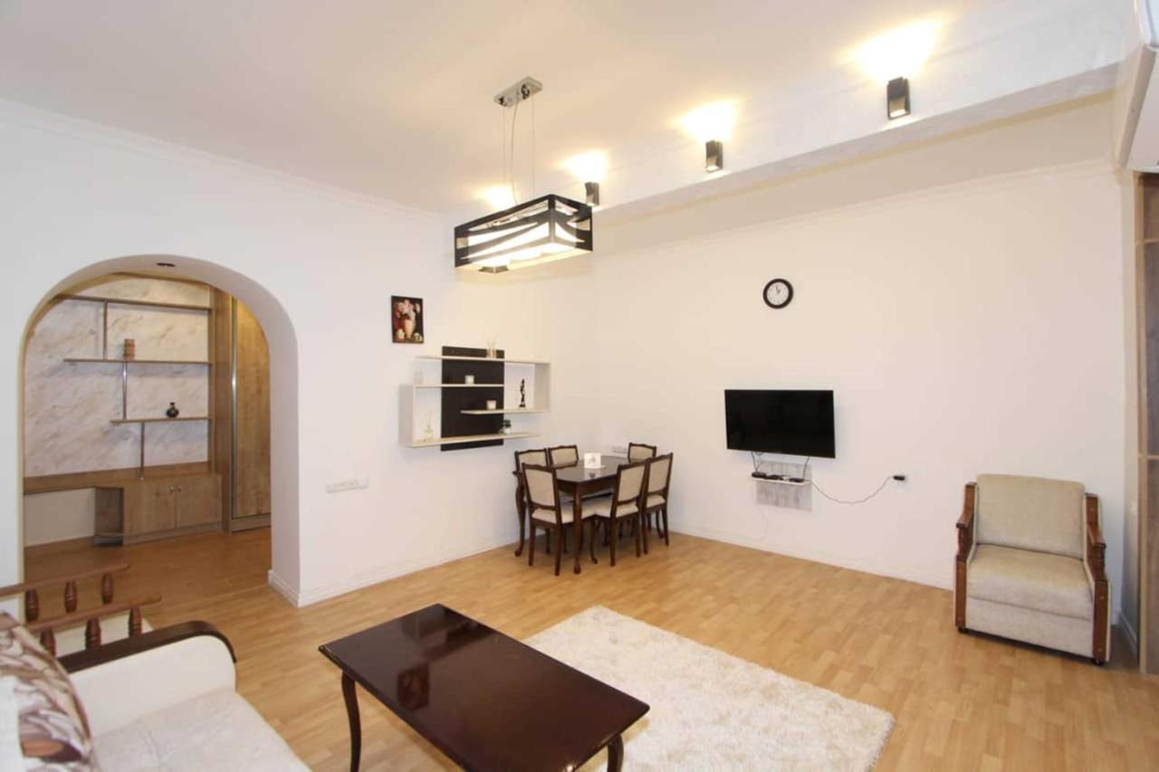 Sunny Apartment In The Center Erevan Exterior foto