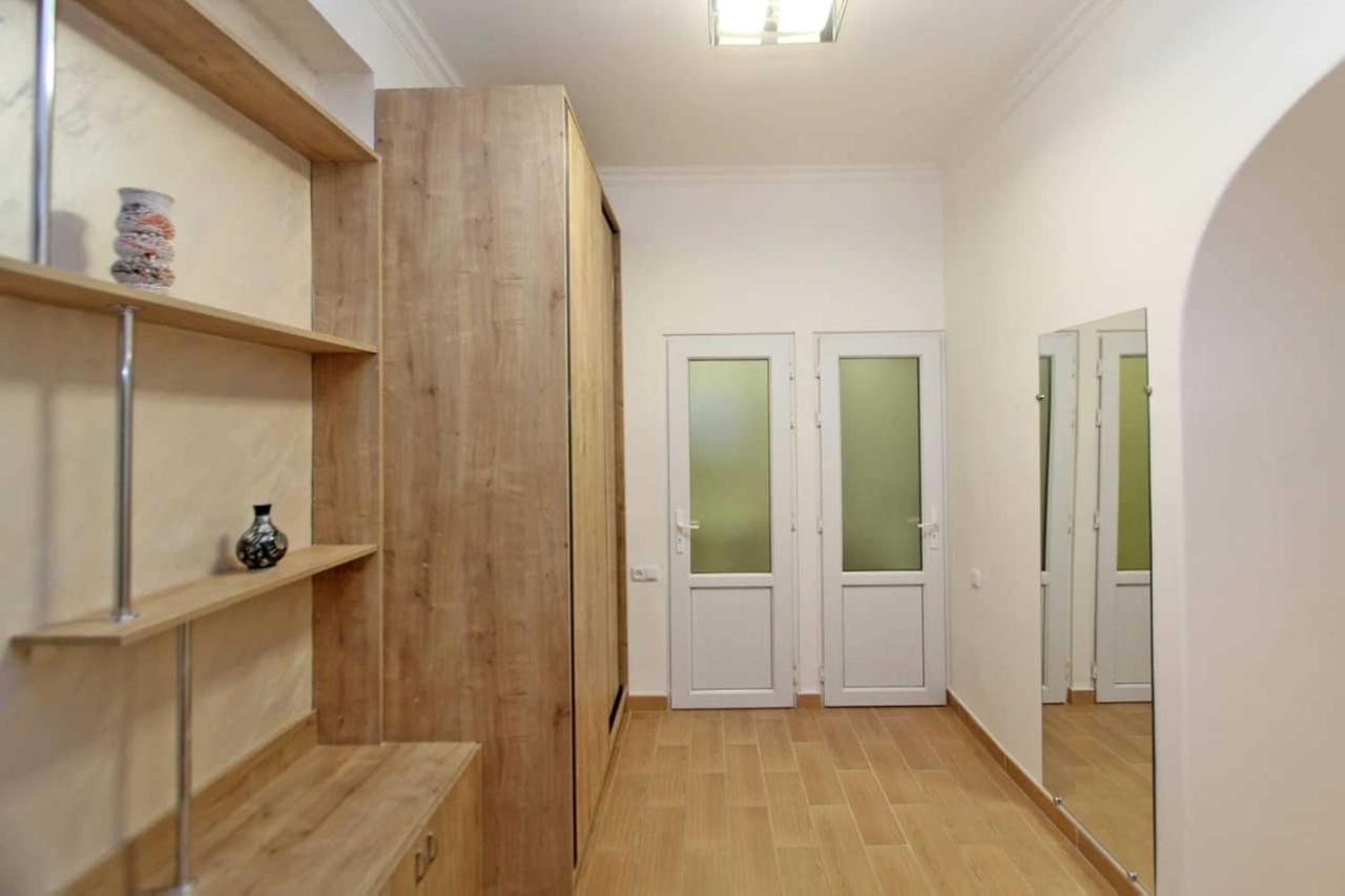 Sunny Apartment In The Center Erevan Exterior foto